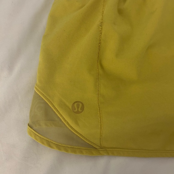 Lululemon hotty hot 2.5” shorts in color soleil - Picture 3 of 10